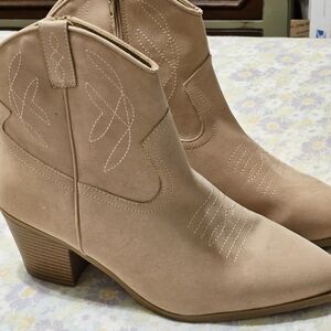 New Maurices tan cream cowboy ankle boot size 11